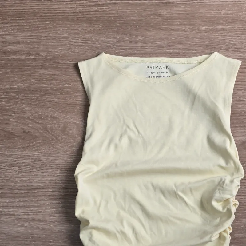Blusa estilo top color amarillo pastel