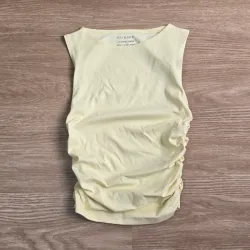 Blusa estilo top color amarillo pastel