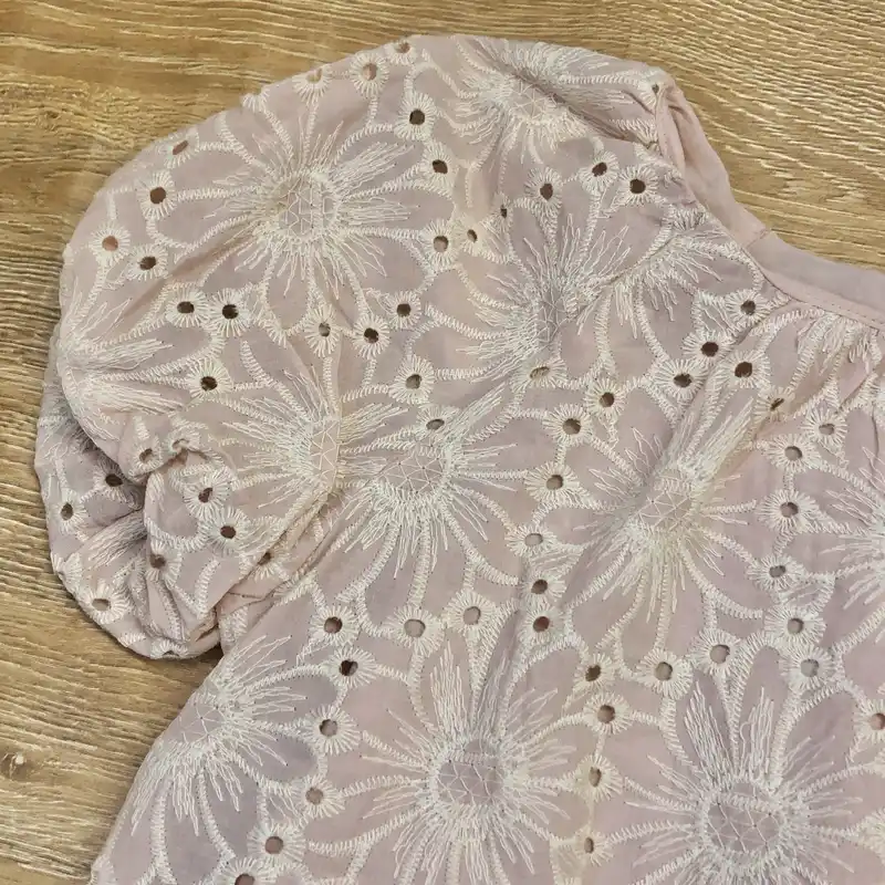 Blusa H&M rosada con flores 