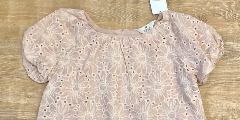 Blusa H&M rosada con flores 