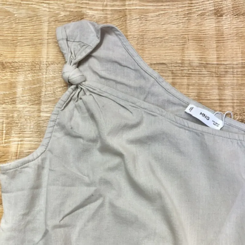 Blusa Mango de un hombro color beige