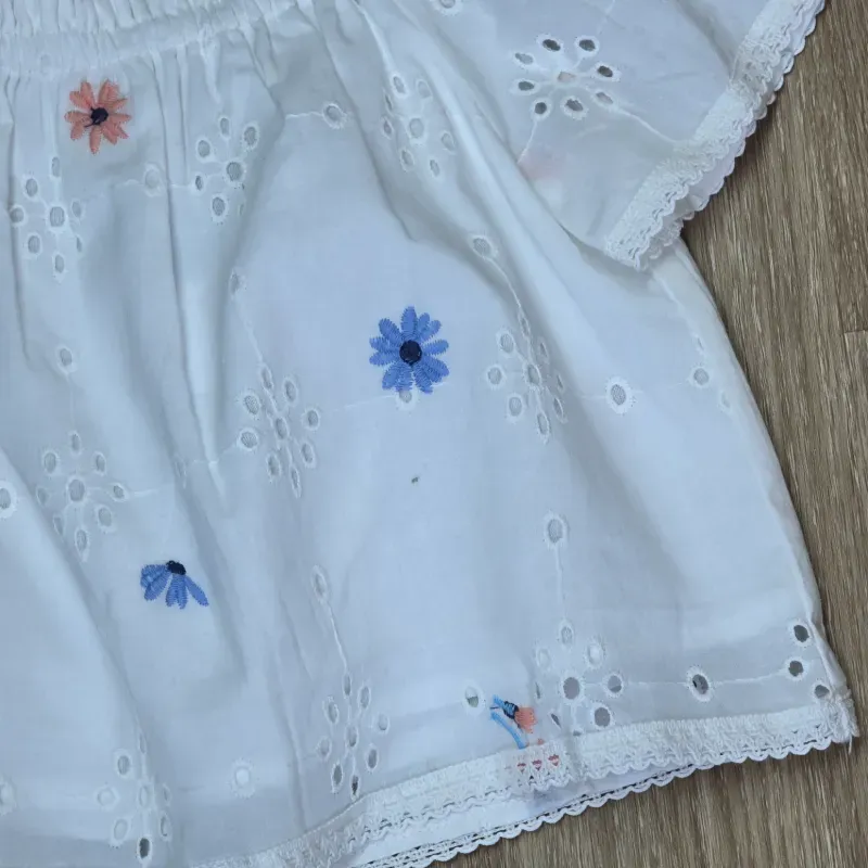 Blusa se vuelos blanca con flores