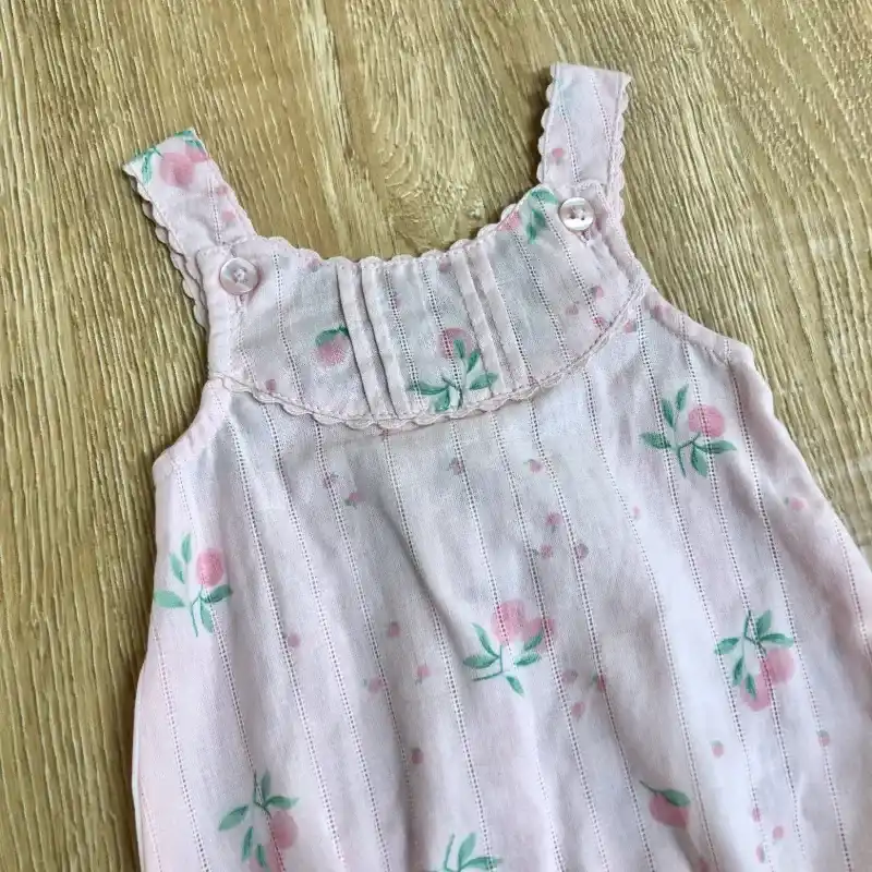 Body color rosado con flores 