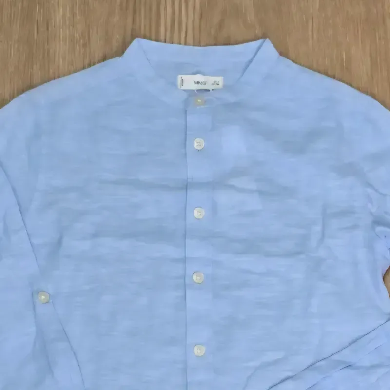 Camisa azul con Cuello Chino