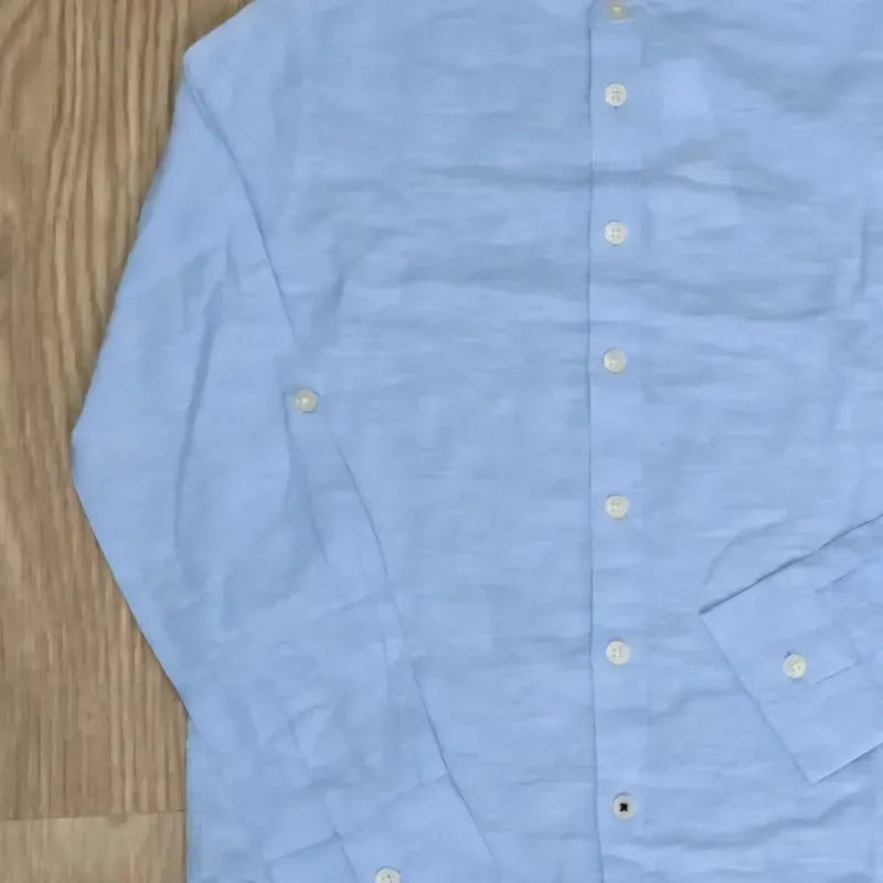 Camisa azul con Cuello Chino