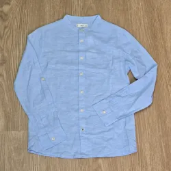 Camisa azul con Cuello Chino