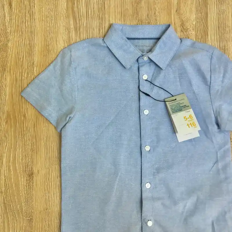 Camisa azul de mangas cortas 