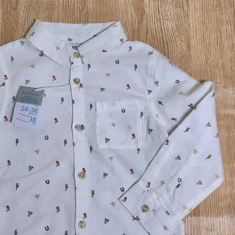 Camisa blanca con figuritas 