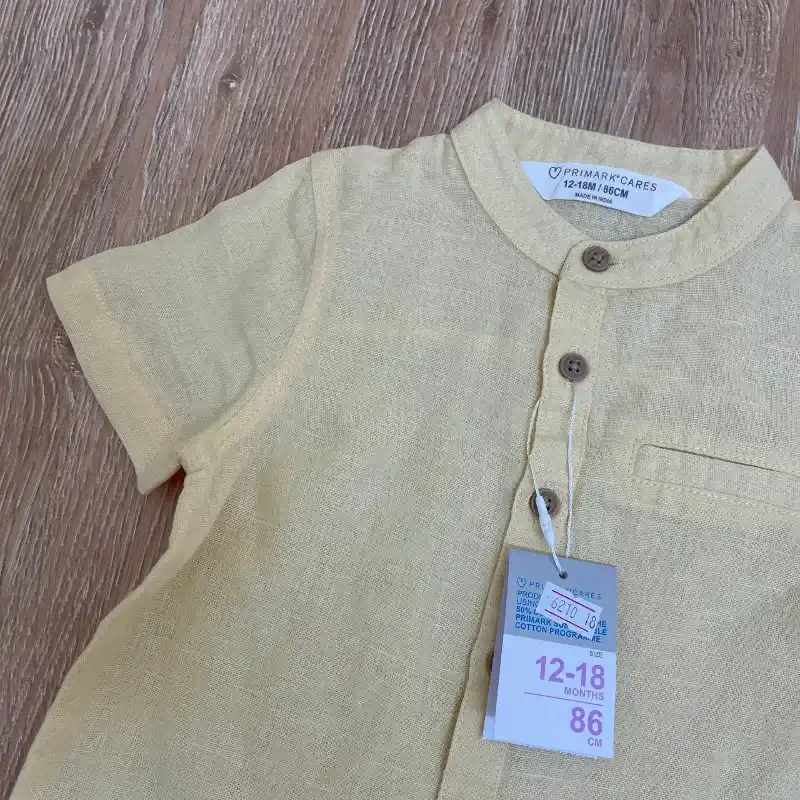 Camisa color amarillo con cuello chino 