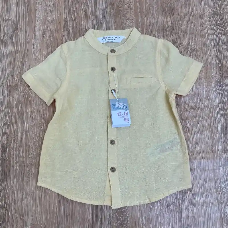 Camisa color amarillo con cuello chino 