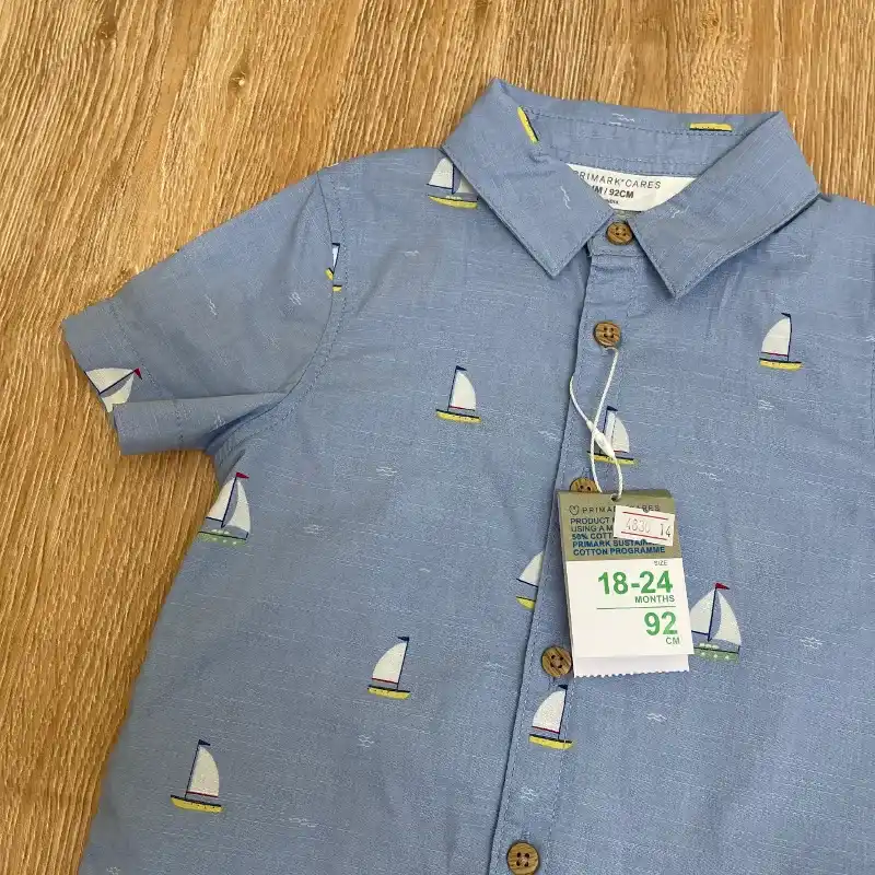 Camisa color azul con barquitos 