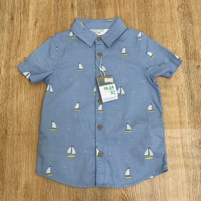 Camisa color azul con barquitos 
