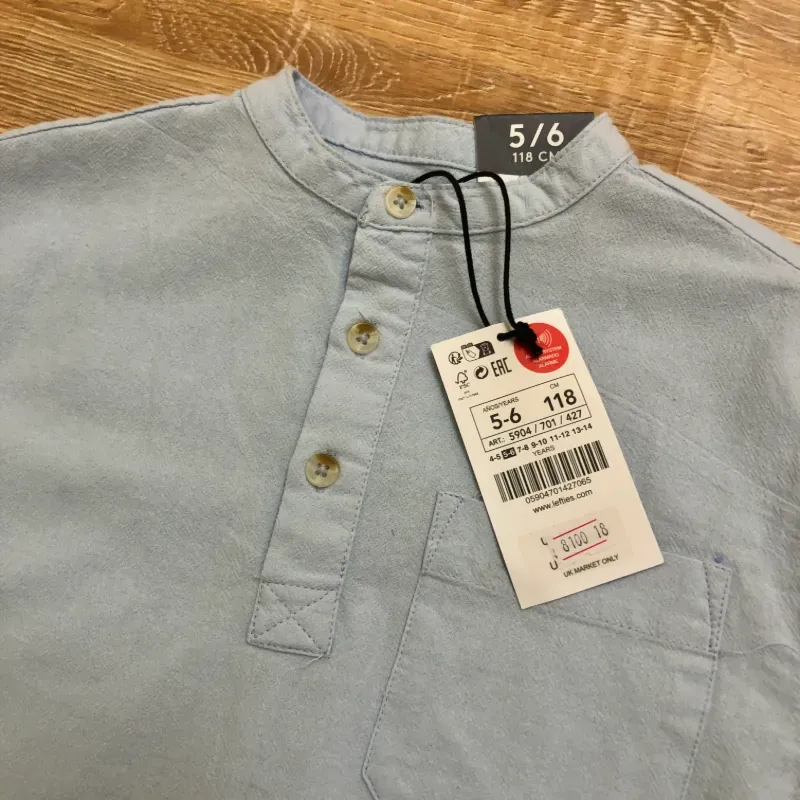 Camisa color azul con cuello chino