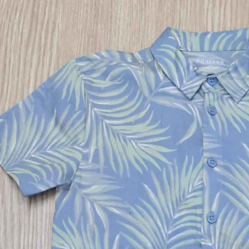 Camisa color azul con hojas