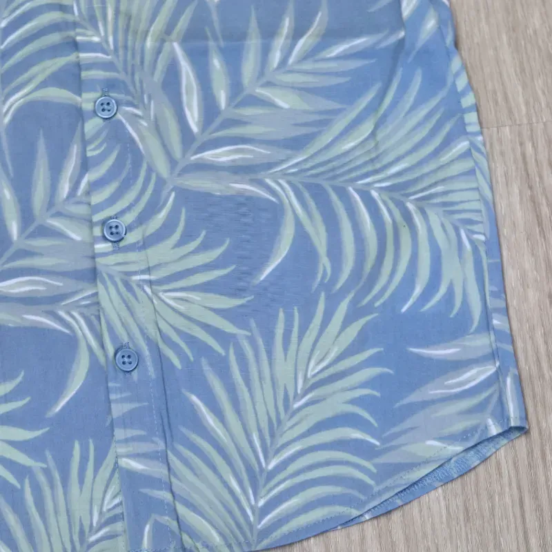 Camisa color azul con hojas