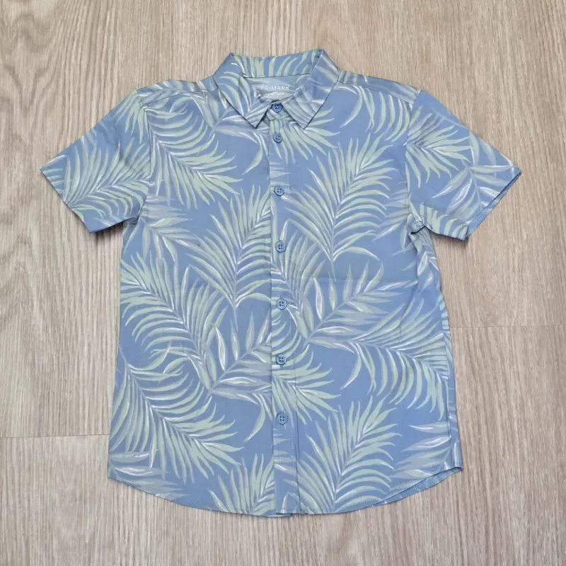 Camisa color azul con hojas