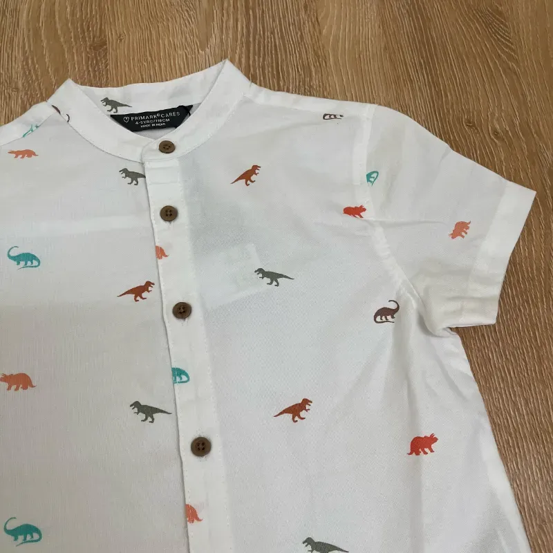 Camisa color blanco con dinosaurios de colores