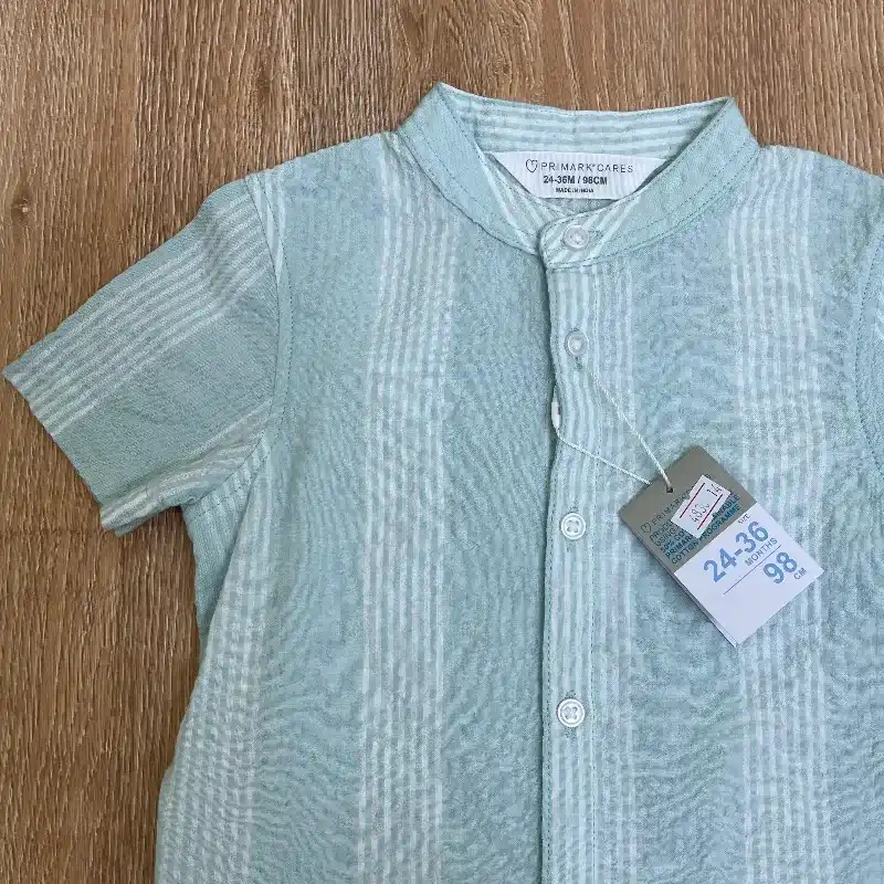 Camisa color verde con cuello chino