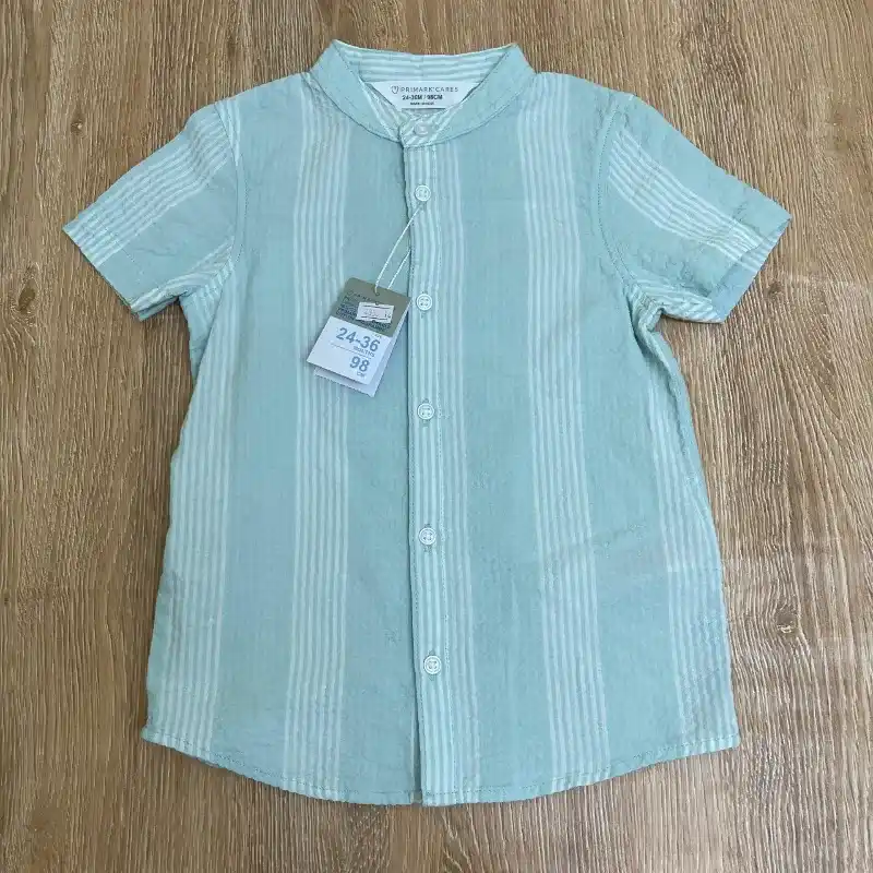 Camisa color verde con cuello chino