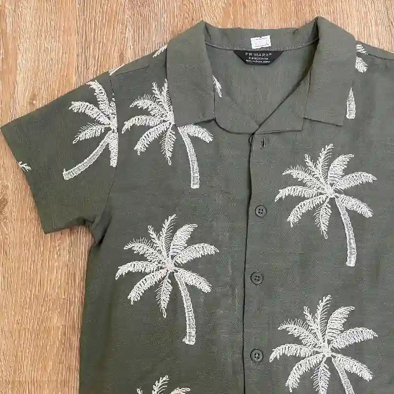 Camisa color verde con palmeras 