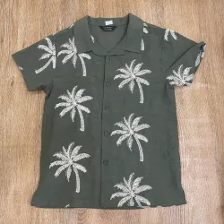 Camisa color verde con palmeras 