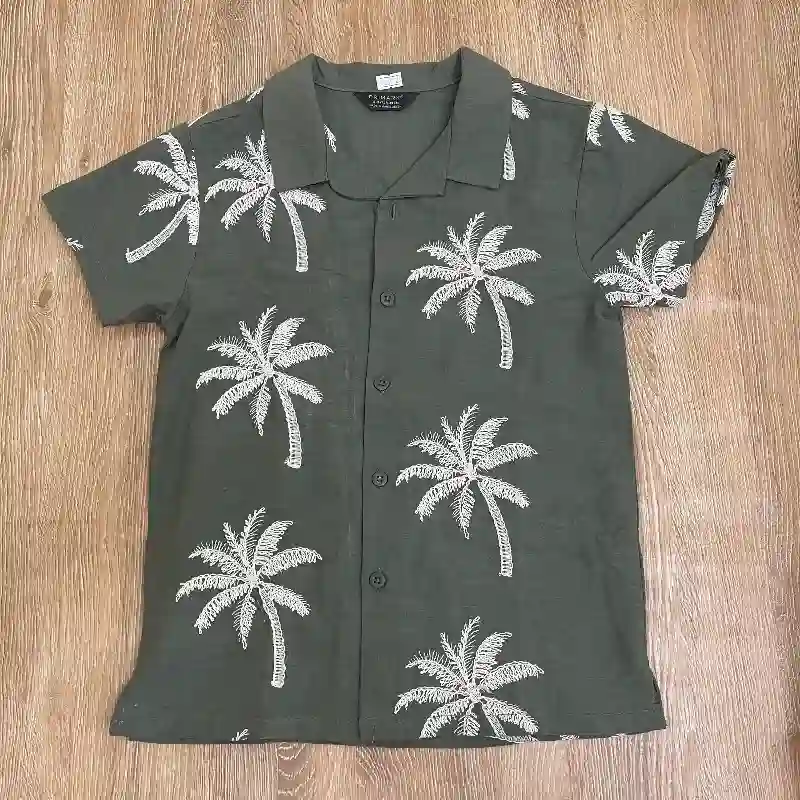 Camisa color verde con palmeras 
