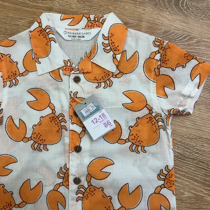 Camisa con cangrejos