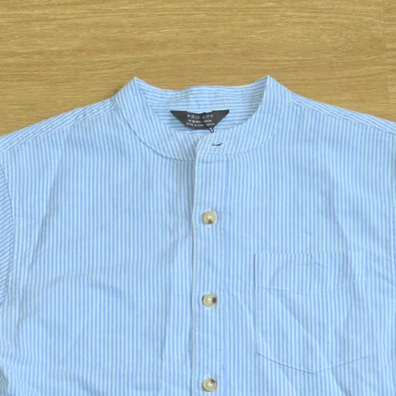 Camisa de cuello chino azul con franjas