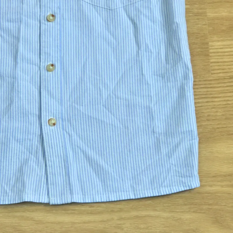 Camisa de cuello chino azul con franjas