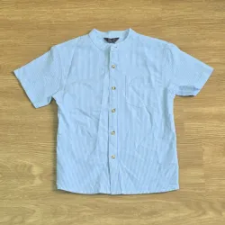 Camisa de cuello chino azul con franjas