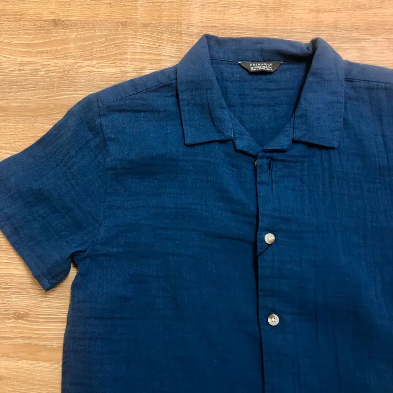 Camisa de hilo color azul oscuro 