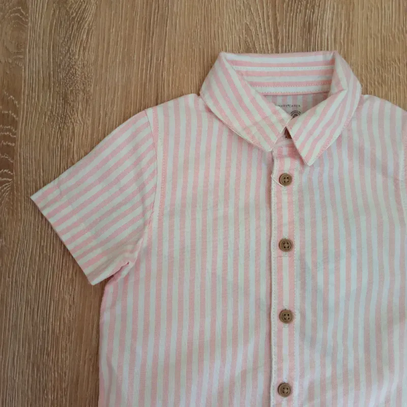 Camisa de rayas blancas y rosadas 
