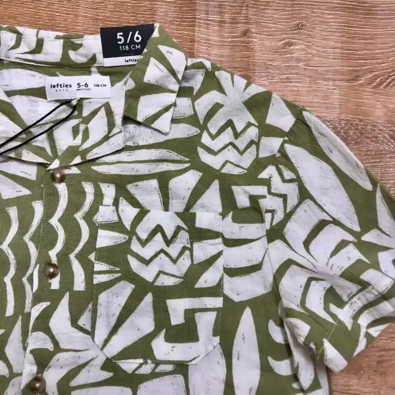 Camisa tropical color blanca y verde