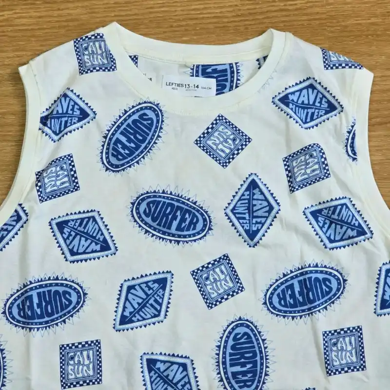 Camiseta blanca con detalles azules Lefties