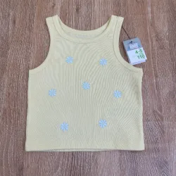 Camiseta color amarillo con flores 