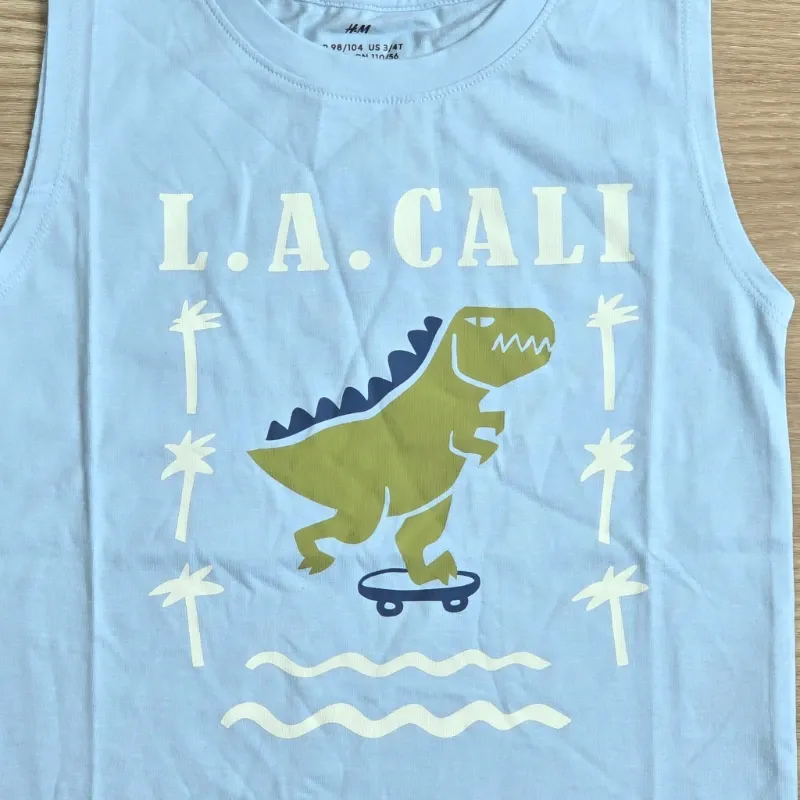 Camiseta color azul con Dinosaurio