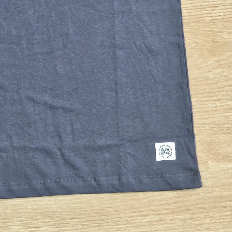 Camiseta color gris oscuro