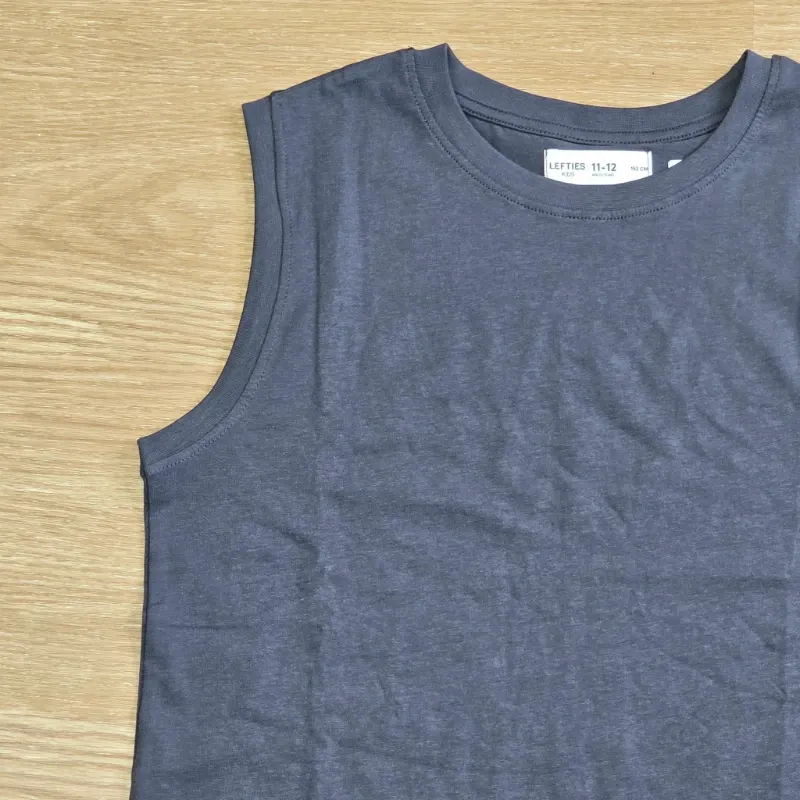 Camiseta color gris oscuro
