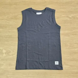 Camiseta color gris oscuro