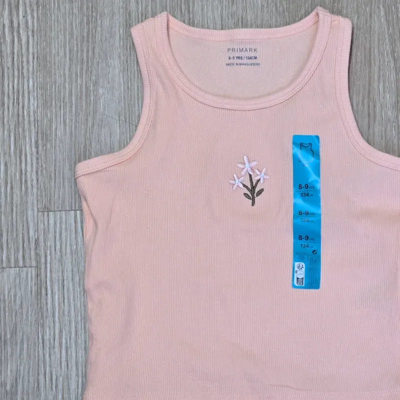 Camiseta color naranja con flor