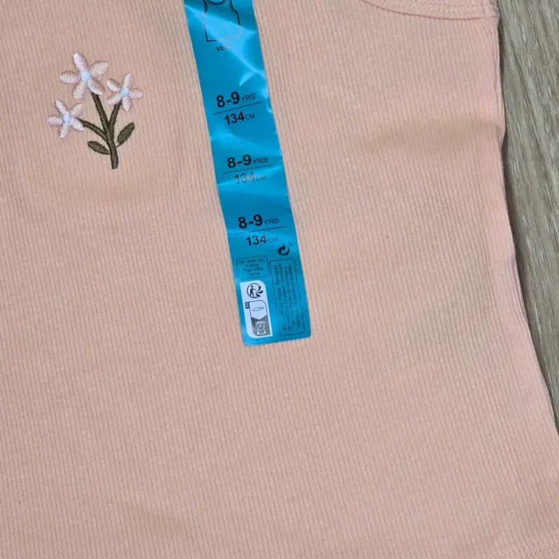 Camiseta color naranja con flor