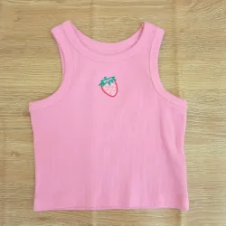 Camiseta color rosado con fresa