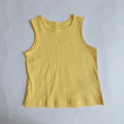 Camiseta de color amarillo
