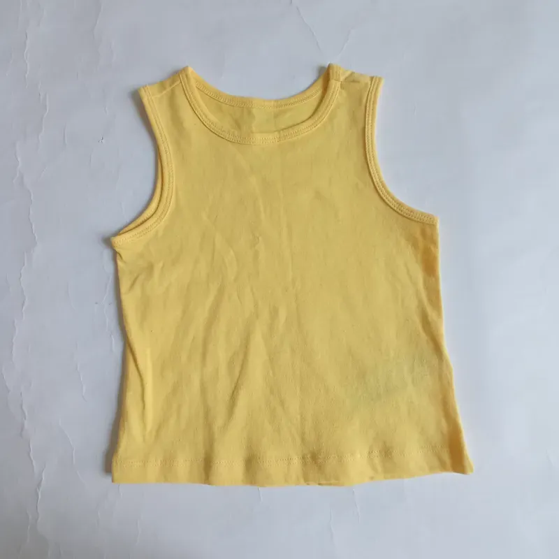 Camiseta de color amarillo