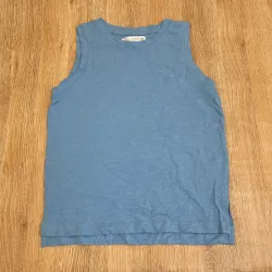 Camiseta de color azul 