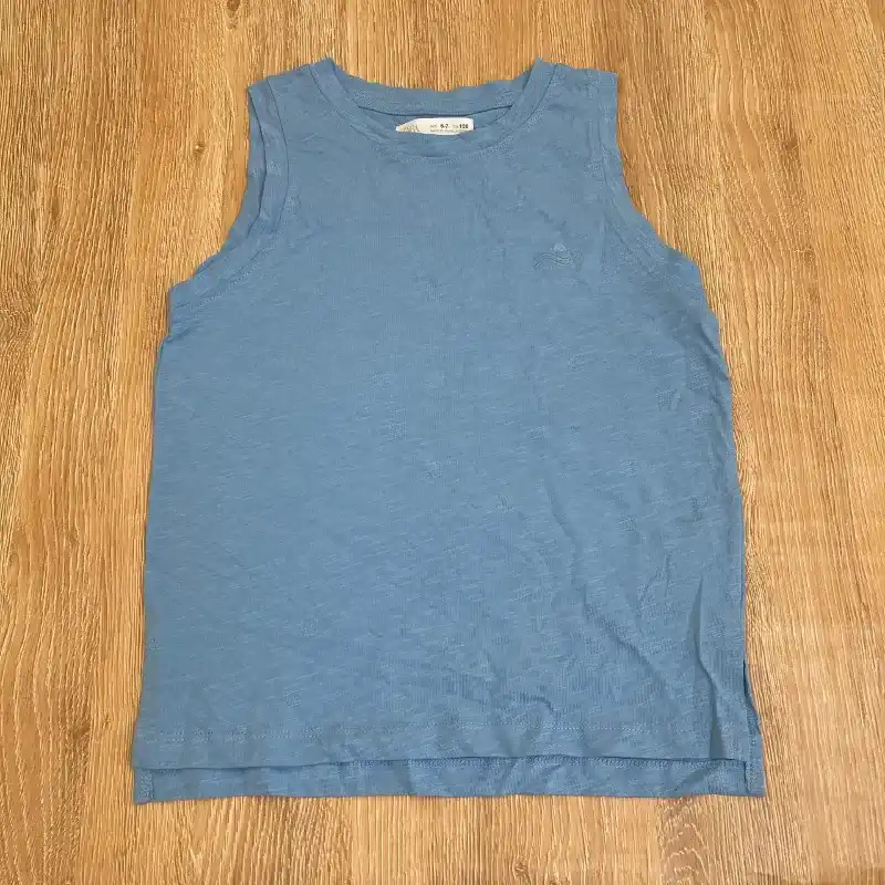 Camiseta de color azul 