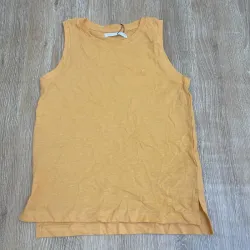 Camiseta de color naranja