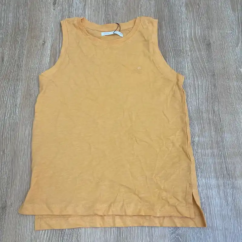 Camiseta de color naranja