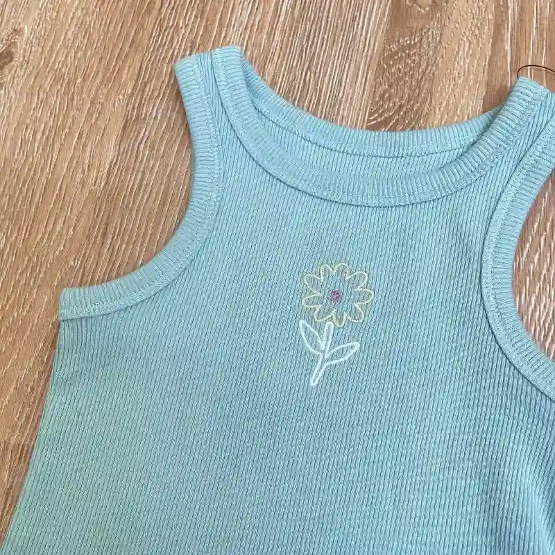 Camiseta de color verde con flor 