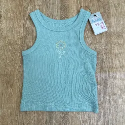 Camiseta de color verde con flor 